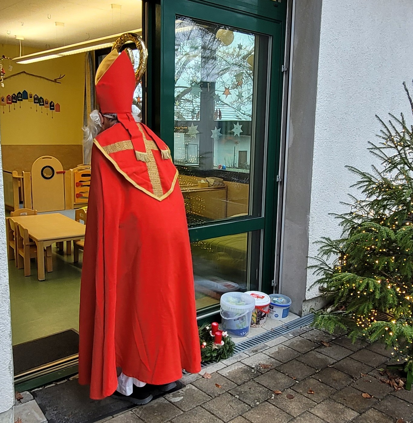 St. Nikolaus ist hier, ich hör ihn vor der Tür